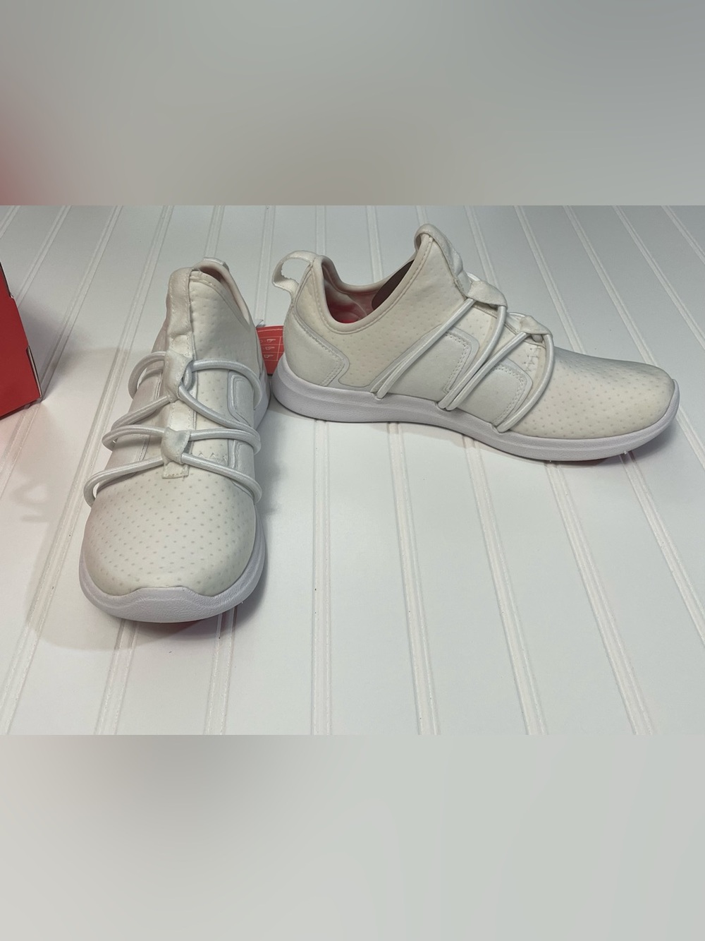 Skye Footwear Rbutus White Unisex Sneaker 8.5 w 7 m